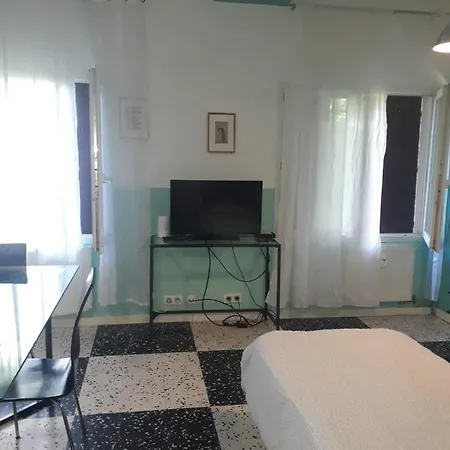 Mimosa, Tram 2, Parking